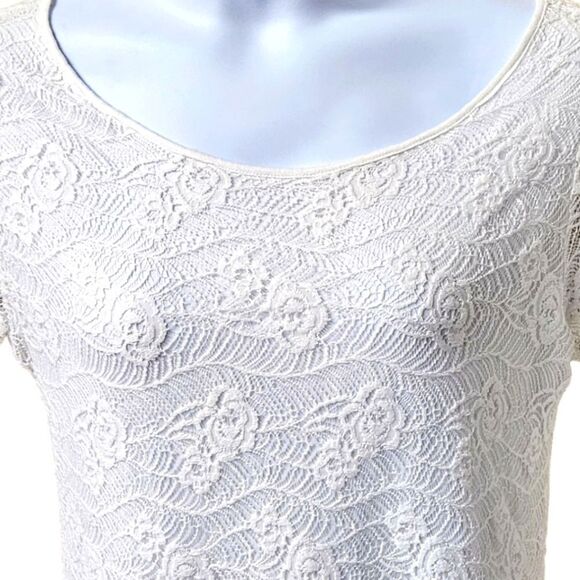 LEO & NICOLE White  Top With Short lace Sleeves  And A  Lace Overlay Size M - Picture 7 of 15